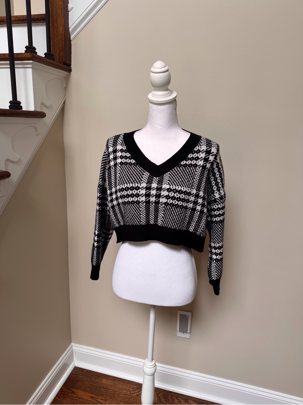 Women’s Black and White Houndstooth V-Neck Cropped Sweater